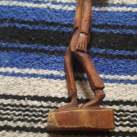 WOODEN HAND CARVED STATUATE. - Picture 3 of 6